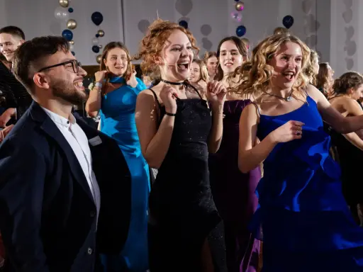 Koszt fotografa na studniówkę: Od 40 zł/os. Co w cenie i jak wybrać?
