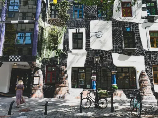 Kolorowy budynek Hundertwasserhaus w Wiedniu, idealne miejsce, gdzie kupić pamiątki.