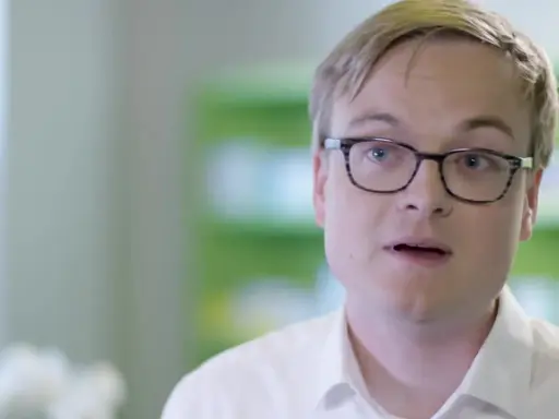 Mann mit Brille spricht über seine bretaris genuair erfahrungsberichte.
