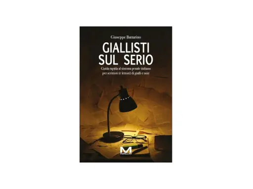 Copertina del libro "Giallisti sul serio" di Giuseppe Battarino, con una lampada da tavolo accesa su fogli sparsi, occhiali e una penna. Un omaggio ai giallisti italiani.