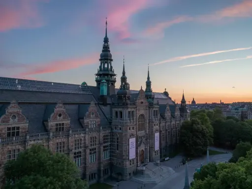 Nordiska museet badar i solnedgångens rosa sken.