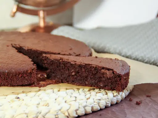 Un délicieux gâteau chocolat sans gluten, à la texture riche et moelleuse, préparé avec de la poudre d'amande.