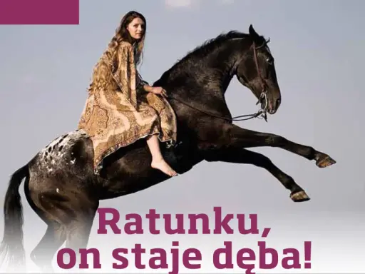 Kobieta w zwiewnej sukni siedzi na czarnym koniu, który staje dęba.
