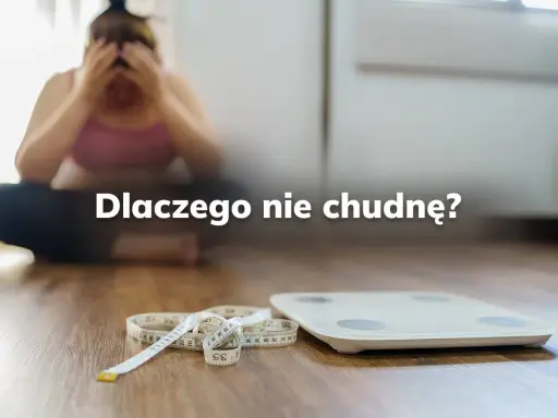 Zrezygnowana osoba siedzi na podłodze obok wagi i miarki, zastanawiając się: dlaczego nie mogę schudnąć?