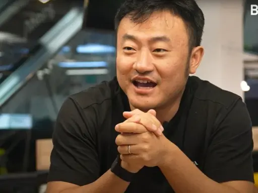 Ben Zhou, w czarnej koszulce, z dłońmi złożonymi na piersi, opowiada o przyszłości kryptowalut.