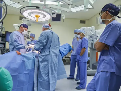 Zespół chirurgów w sterylnych strojach przygotowuje się do skomplikowanego zabiegu.