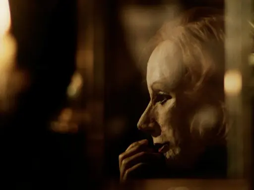 En närbild av en kvinna med en drömmande blick, som påminner om Greta Garbos ikoniska roller i klassiska filmer.