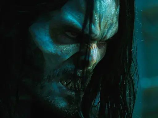 Morbius, interpretato da Jared Leto, con occhi rossi e zanne affilate, pronto a scatenare la sua furia vampirica.