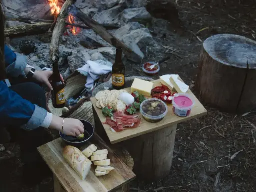 En mysig kväll med mat och vandring vid lägerelden. Ost, kex, oliver och gott att dricka.