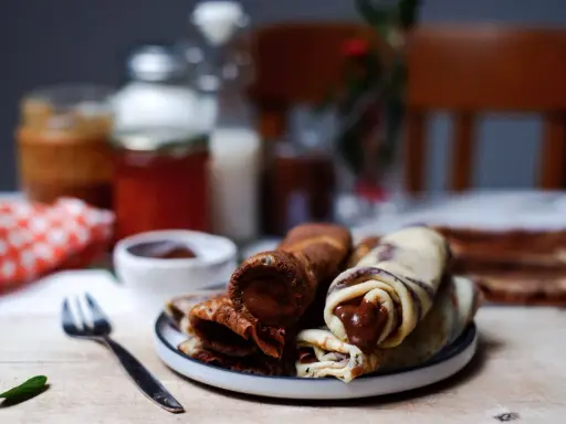 Délicieux roulés de crepe sans lait au chocolat, prêts à être dégustés.
