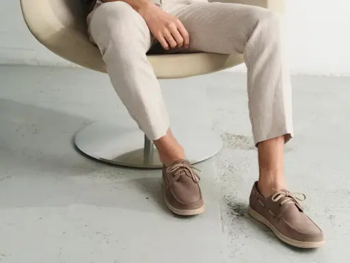 Męskie buty żeglarskie w kolorze taupe idealnie komponują się z jasnymi, lnianymi spodniami, tworząc stylowy letni zestaw.