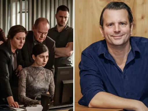 En grupp utredare samlade runt en datorskärm, och en leende man i blå skjorta. Kanske en scen från filmer och tv-program med Måns Nathanaelson.