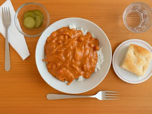 En smaklig middag med ris, curry och bröd. Perfekt för halmstad restaurang tips!