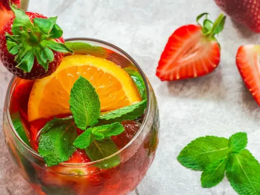 Orzeźwiający drink z truskawkami, pomarańczą i miętą. Idealny do picia z Hennessy, gdy chcesz poczuć letnią słodycz.