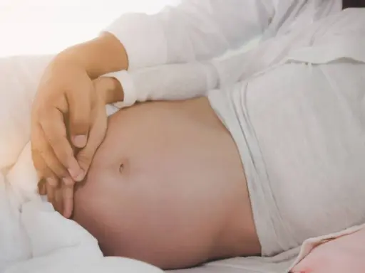 Mani che accarezzano un pancione, un momento speciale quando si inizia a sentire il bambino muoversi.