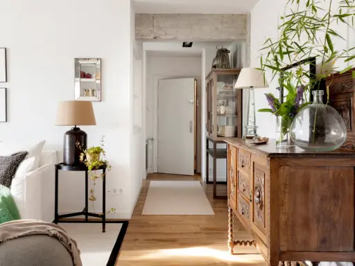 Un mueble oscuro puede alegrar una habitación con luz natural y plantas.