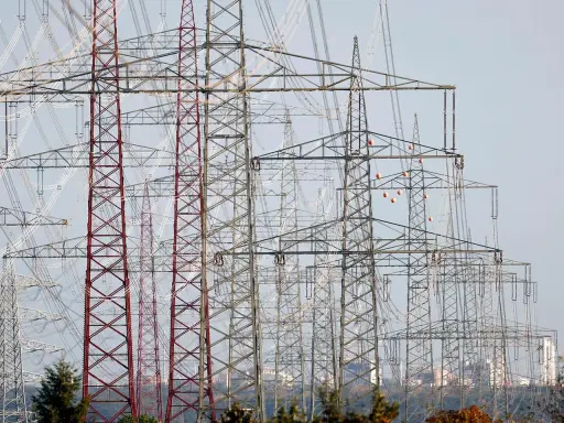 Hohe Strommasten, die Stromleitungen tragen, symbolisieren den Strom-Import und -Export Deutschlands.