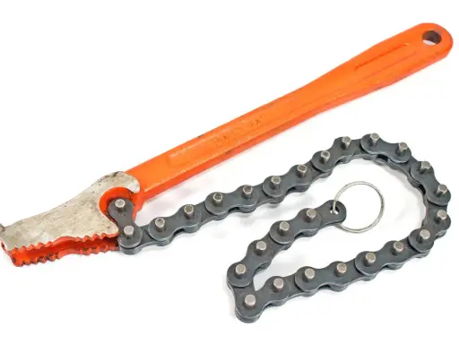 Herramienta de **llave cadena** con mango naranja y cadena metálica para filtros o tuberías.