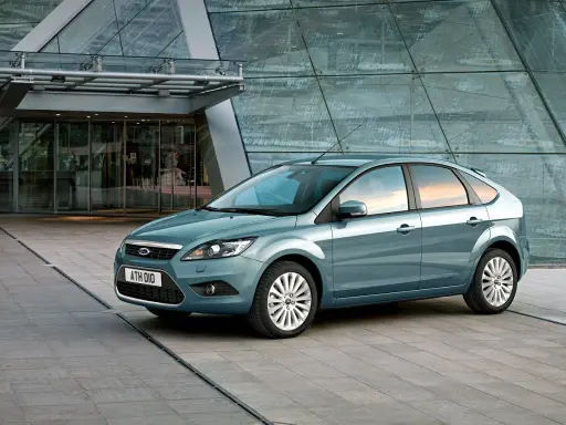 Niebieski Ford Focus MK2 1.6 benzyna. Wymiana rozrządu co 120 tys. km lub 8 lat.