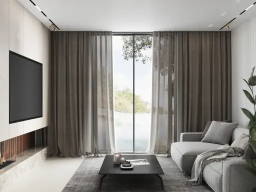 Elegante salón con chimenea, sofá gris y una ventana con cortinas que permiten combinar estores y cortinas para un ambiente acogedor.
