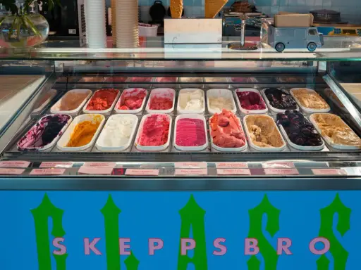 En frysdisk full med glass i olika färger och smaker, perfekt för en varm dag i Gamla Stan.
