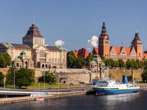 Szczecin: Jak dojechać? Wybierz najlepszy transport dla siebie!