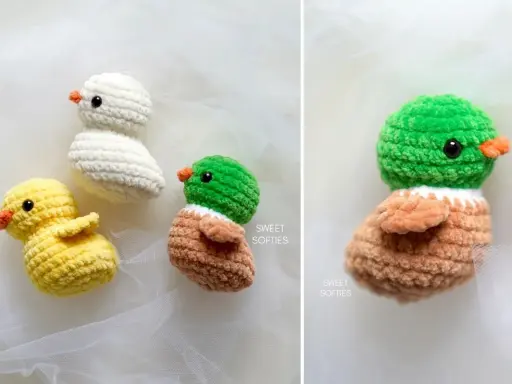 Tres adorables patos amigurumi, uno amarillo, uno blanco y uno verde con marrón, posan sobre una tela blanca.
