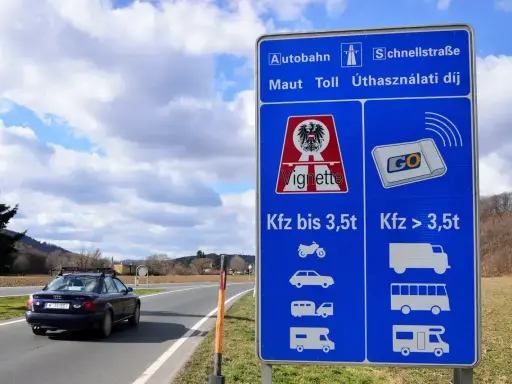 Znak drogowy w Austrii informuje o opłatach za autostrady i szybkie drogi. Winieta to forma opłaty, która jest niezbędna do podróżowania po drogach, a jej cena zależy od rodzaju pojazdu.