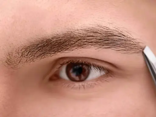 Un homme utilise une pince à épiler pour tailler un sourcil qui rebique, affinant son regard.