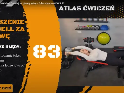 Kobieta wykonuje ćwiczenia z kettlem leżąc na ławce. Poprawne przenoszenie ciężaru nad głowę to klucz do sukcesu.