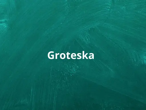 Napis "Groteska" na zielonym tle tablicy.