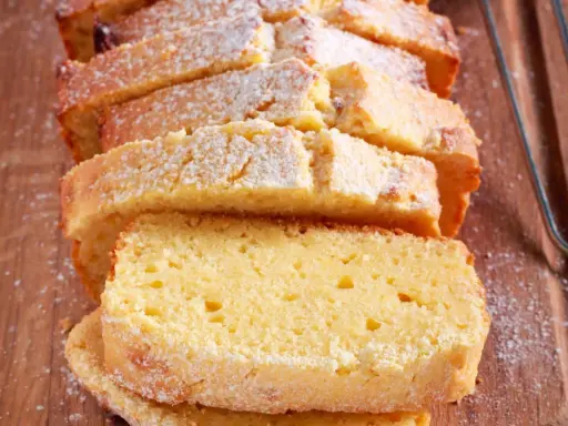 Puszyste ciasto cytrynowe, pokrojone w plastry i posypane cukrem pudrem. Idealny przepis na ciasto na niedzielne popołudnie.