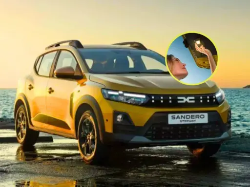 El Sandero Stepway 2026 amarillo, listo para la aventura junto al mar. Una mujer abre el maletero, iluminando el camino.