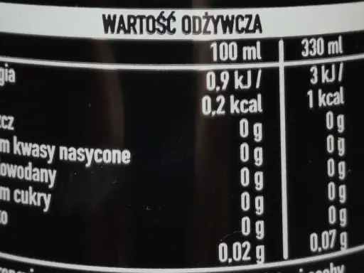 Tabela wartości odżywczych napoju, który jest cola zero kalorie. W 100 ml napoju znajduje się tylko 0,2 kcal.
