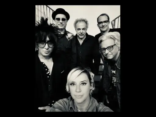 Bandmedlemmar poserar för en bild. Kanske är det Cat Power i Stockholm, redo för en spelning.