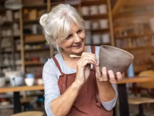 Uśmiechnięta starsza pani tworzy ceramiczną misę, znajdując ukojenie w pasji. To piękny sposób na walkę z samotnością osób starszych.
