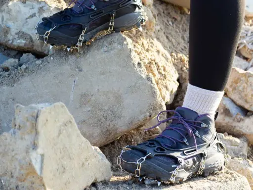 Buty z kolcami na kamienistym terenie. Raki na buty jakie wybrać, by bezpiecznie stawiać kroki na śliskiej nawierzchni.