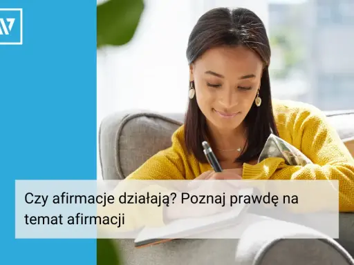 Kobieta pisze w notesie, zastanawiając się nad mocą afirmacji. Czy afirmacje działają? Poznaj prawdę.