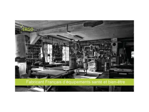 Atelier d'un fabricant français d'équipements pour l'ergonomie poste de travail industriel debout. Outils et établis bien rangés.