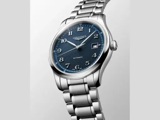 Elegante orologio Longines con quadrante blu testurizzato, numeri arabi argentati e datario. Il cinturino in acciaio lucido completa questo gioiello di precisione, un vero tesoro tra gli orologi.