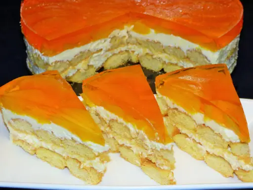 Pyszne ciasto z brzoskwiniami i mascarpone, z warstwami biszkoptów i pomarańczowej galaretki. Idealne na deser!