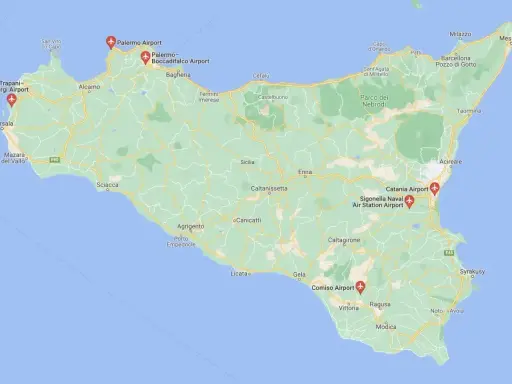 Mapa Sycylii z zaznaczonymi lotniskami: Palermo, Trapani-Birgi, Catania, Sigonella i Comiso.