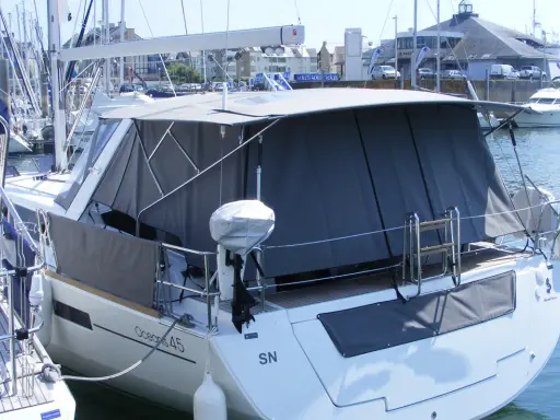 Bateau avec taud de soleil intégral, offrant une protection complète. La différence entre bimini et taud de soleil est claire : le taud couvre plus.