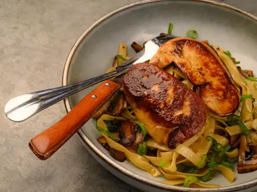 Un plat de pâtes aux champignons et foie gras poêlé, une spécialité du restaurant Le Bon Vivre. Photos gourmandes.