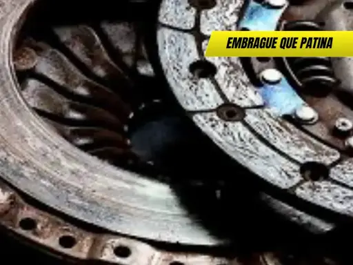 Primer plano de un disco de embrague desgastado. El **pedal de embrague muy alto** indica que el embrague patina y necesita ser reemplazado.