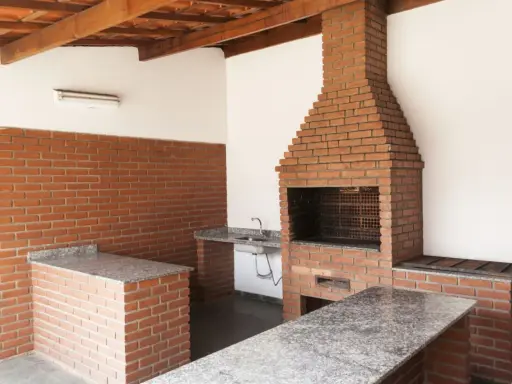 Solidny grill murowany z cegły, projekt z blatem i zlewem. Idealny na rodzinne spotkania.