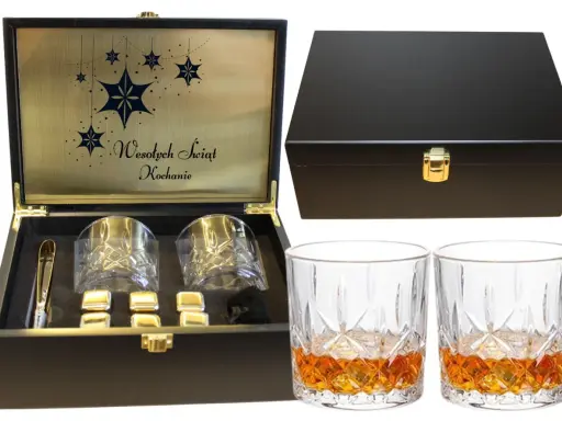 Elegancka skrzynka z grawerem "Wesołych Świąt Kochanie" zawiera dwa kryształowe kieliszki do whisky, kamienie chłodzące i szczypce. Idealny zestaw na prezent.