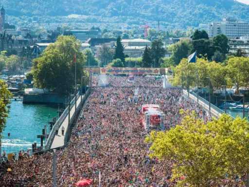 Folla immensa al festival zurigo, un mare di gente festeggia sul ponte durante la Street Parade.
