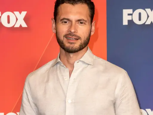 Adan Canto ler vid en FOX-bakgrund.