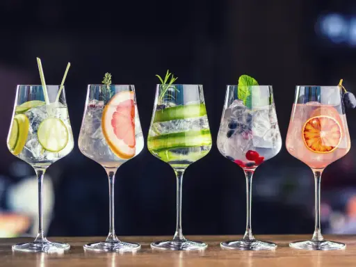 Fünf erfrischende Gin-Cocktails mit Früchten und Kräutern, perfekt für die richtige Trinktemperatur.